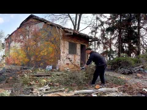 Видео: Родители рано умерли ~ Этот бедняга отремонтировал старый дом и преобразил сад. От начала до конца