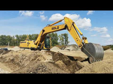 Видео: Смешиваем щебень с асфальтной срезкой для отсыпки обочин дороги. Экскаватор SDLG 6210F