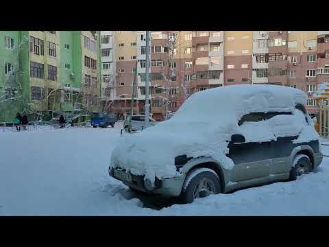 Видео: Старые дома сносят, строят новые в Якутске. Ходим по дворам. Китайская стена. Пробки из машин!
