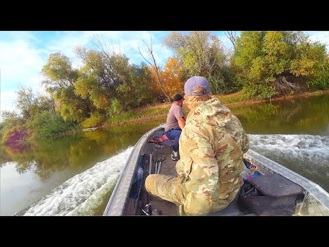 Видео: РЫБАЛКА НА ДИКОМ ОСТРОВЕ. ЧТО ПОЙМАЛИ, ТО И СЪЕЛИ. На осеннюю рыбалку с другом.