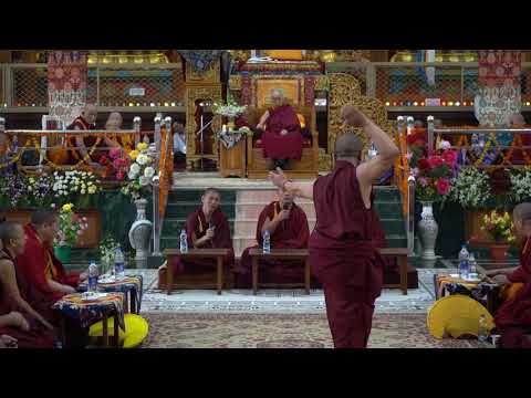 Видео: Дебаты в монастыре Дрепунг Гоманг, Индия.