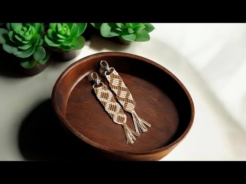 Видео: Брелки макраме. Макраме пошаговая инструкция DIY macrame keychain Macrame bag charm #macrame