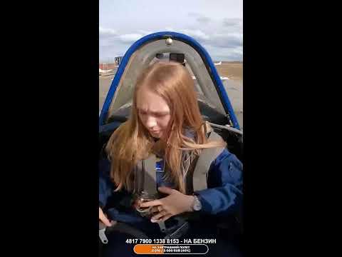 Видео: Учу Полину летать на самолете в прямом эфире #shorts