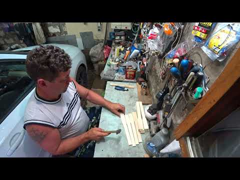 Видео: Сбиваем и натягиваем рамки для пчел - Весь процесс от А до Я | Блог "В Гостях у Владимира"