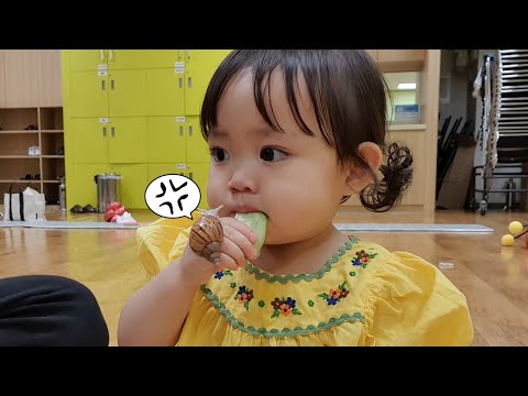 Видео: [SUB] Корейский ребенок, который крадет огурец у улитки и ест. 🐌🥒