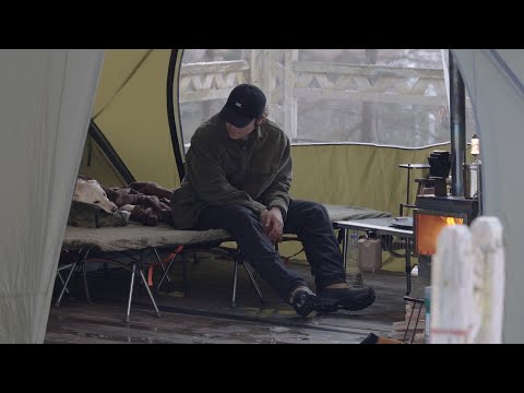 Видео: Снежный кемпинг с моей собакой 🏕️❄️ – Наслаждаюсь последними днями зимы