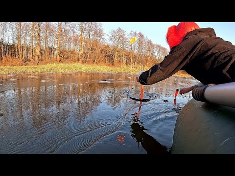 Видео: Такой рыбалки ты не видел! ЛОМАЮ ПЕРВЫЙ ЛЁД! Крадусь за щукой! 2 ДНЯ Ночую В ПАЛАТКЕ НА БЕРЕГУ! #484