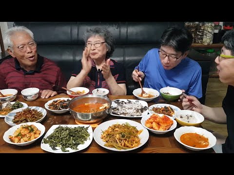 Видео: Тушеное мясо кимчи, самчи на гриле, жареные анчоусы, жареный рыбный пирог, чвинамуль