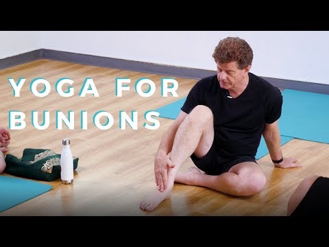 Видео: Как предотвратить ухудшение состояния косточек на ногах | Йога для лечения косточек на ногах