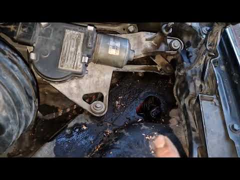 Видео: Ауди А8 Д3 - заедают (не работают) стеклоочистители (дворники).