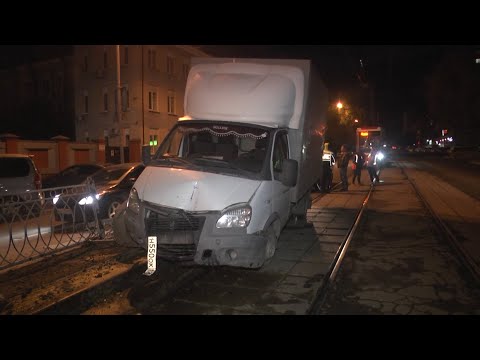Видео: Бухой газелист срубил забор остановки и ушёл в ночь