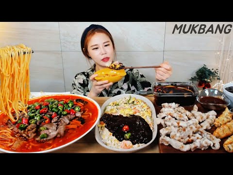 Видео: Субтитры) Hot pepper spicy noodles fried rice Fried pork Fried dumplings Chinese food MUKBANG ASMR