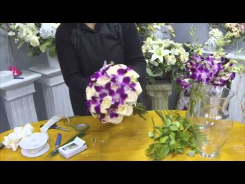 Видео: Как сделать свадебный букет из роз и орхидей