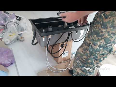 Видео: Монтаж кухонной раковины установка многофункционального смесителя 