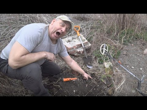 Видео: Раскопал старинные развалины, поднял камень, а там!!!