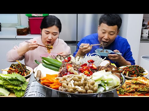 Видео: Корейская домашняя еда | Bulgogi Jeongol (Говядина и грибы рагу) АСМР МУКБАНГ EATING SHOW