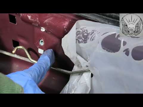 Видео: Снятие дверной карты и стеклоподъемника Mercedes 190e 1988 года