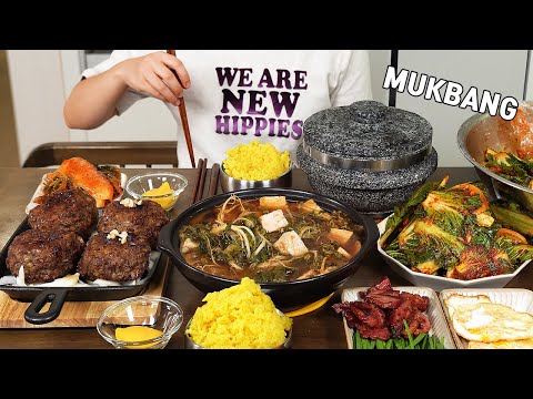 Видео: MUKBANG:) Tteok-galbi из говядины, свежий кимчи, рис с куркумой, суп с пастой из соевых бобов.