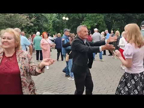 Видео: 10.06.23г. "ТОПОЛЯ"... звучит на танцполе в Гомельском парке.