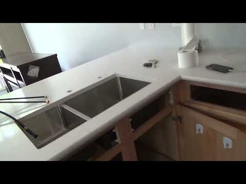 Видео: Как установить смеситель для кухонной мойки. Предварительный просмотр