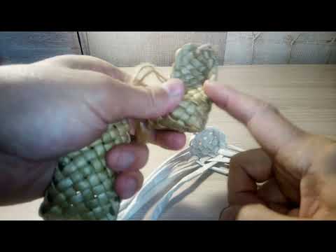 Видео: Лапти. Плетение сувенирных лаптей из бумаги