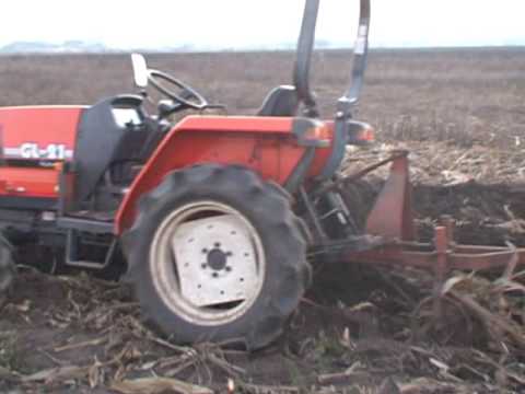 Видео: пахота мини трактор Kubota GL 21