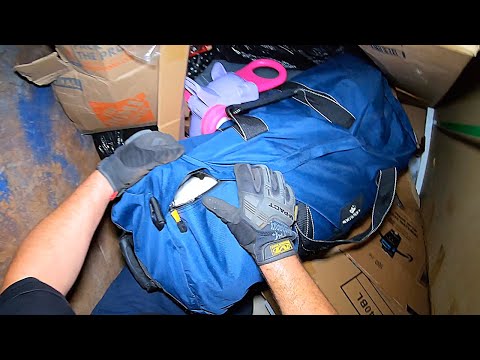 Видео: Покопавшись в мусорном баке, «Оставил это для тебя!»