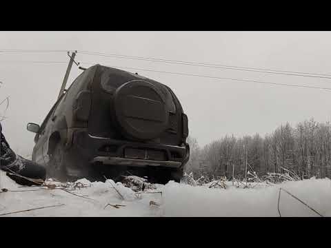 Видео: Ситуация сложная... Провалился в поле на Ниве Тревел, застрял капитально... Пытаюсь выехать.