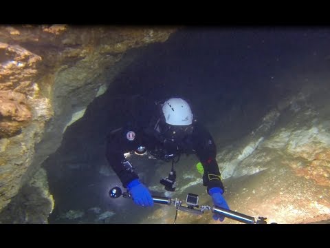 Видео: Underwater cave in Toskanka lake/Подводная пещера озера Тосканка