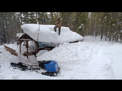 Видео: спасаем избу от снега. мотобуксировщик тонет в снегах