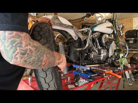 Видео: Снятие и повторная установка заднего колеса 84-17 Softail
