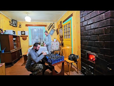 Видео: ЛЮБОВЬ и ОГОРОДЫ - жизнь на отшибе около деревни!