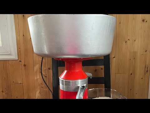 Видео: Видео 1. И сколько же крема / сливок в молоке от Джерсейской коровы?? Полное видео с замером!