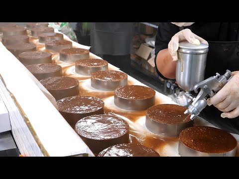 Видео: Полный шоколада! Процесс приготовления большого количества шоколадного торта - корейская уличная еда