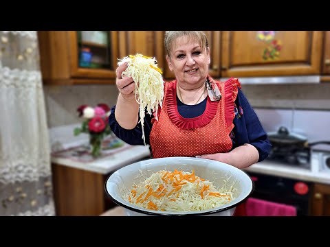 Видео: Идеальная КВАШЕНАЯ КАПУСТА! Хрустящая и очень вкусная, в собственном соку. Лучший рецепт!