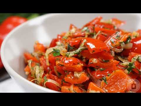 Видео: Чудесно решение за всяка маса! ТОПЛА САЛАТА ОТ ПЪРЖЕНИ ЧУШКИ С КАРАМЕЛИЗИРАН ЛУК