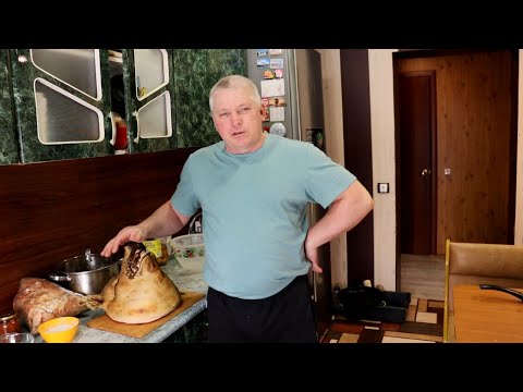 Видео: Щечки свиные в луковой шелухе с чесноком и аджикой   Щековина по Зауральски