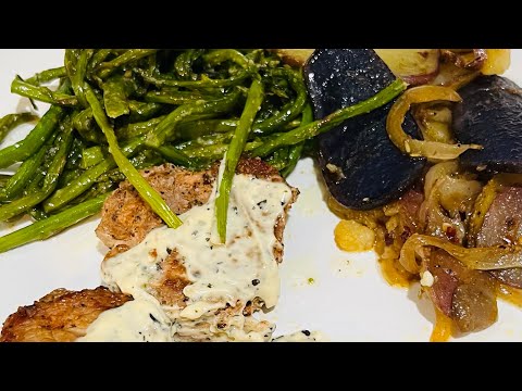Видео: Свиные медальоны в сливочном соусе с разноцветным картофелем и спаржей: уютный изысканный ужин