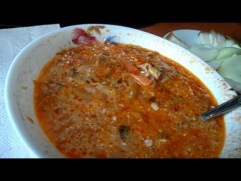 Видео: ОБЖОР:НА ВКУСНЫЙ ДОМАШНИЙ БОРЩ С САЛОМ И ЛУЧКОМ.