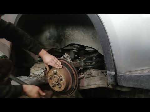 Видео: Nissan X-Trail T31 ремонт задней тормозной системы.  Пробег 158 000. Часть 1 - разборка.