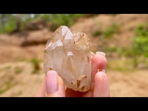 Видео: Как найти горный хрусталь в лесу? Море кристаллов 😱