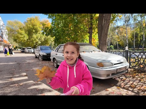 Видео: Осень, Листья и Детство 🍂 | Прогулка, Самокат и Тёплые Воспоминания | AmAlia Family