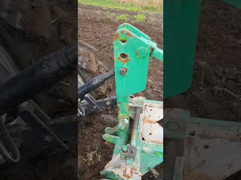 Видео: Iseki tu197 із плугом 2х25,осіння оранка.