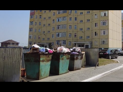 Видео: «Баки перевернуты, вокруг пакеты»: излучинцы жалуются на вывоз мусора