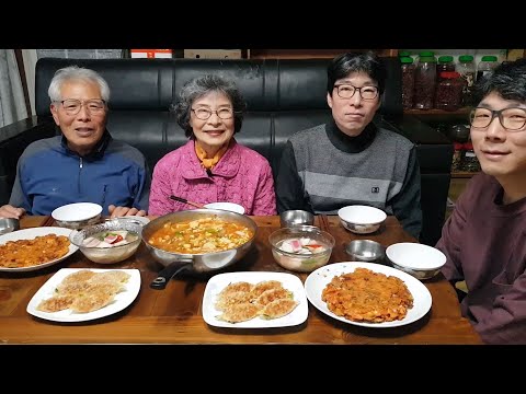 Видео: Кимчи суджеби мукбанг, блин с кимчи, макколли, замороженные пельмени, семейный мукбанг