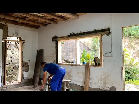 Видео: Одинокий мужчина возвращается в заброшенный дом, ремонтирует его и убирает сорняки.