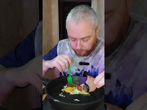 Видео: На обед. Яичница с жареным луком и колбасой. Мукбанг, еда на камеру, перекус