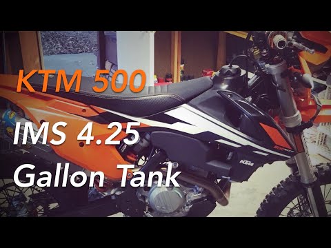 Видео: Установка топливного бака IMS объемом 4,25 галлона для мотоцикла KTM 500 EXC-F 2017–2019 гг. — НЕ...