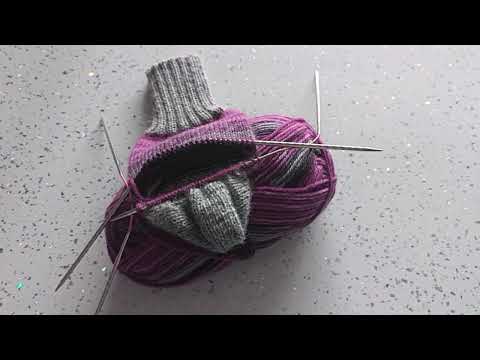 Видео: Учимся делать НАБОР ПЕТЕЛЬ по стенке пятки легко и просто I ВЯЖЕМ НОСКИ СПИЦАМИ