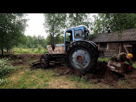 Видео: Жизнь в заброшенной деревне. Ломаем фундамент. Крушим сарай. Коптим сало. В дали от цивилизации